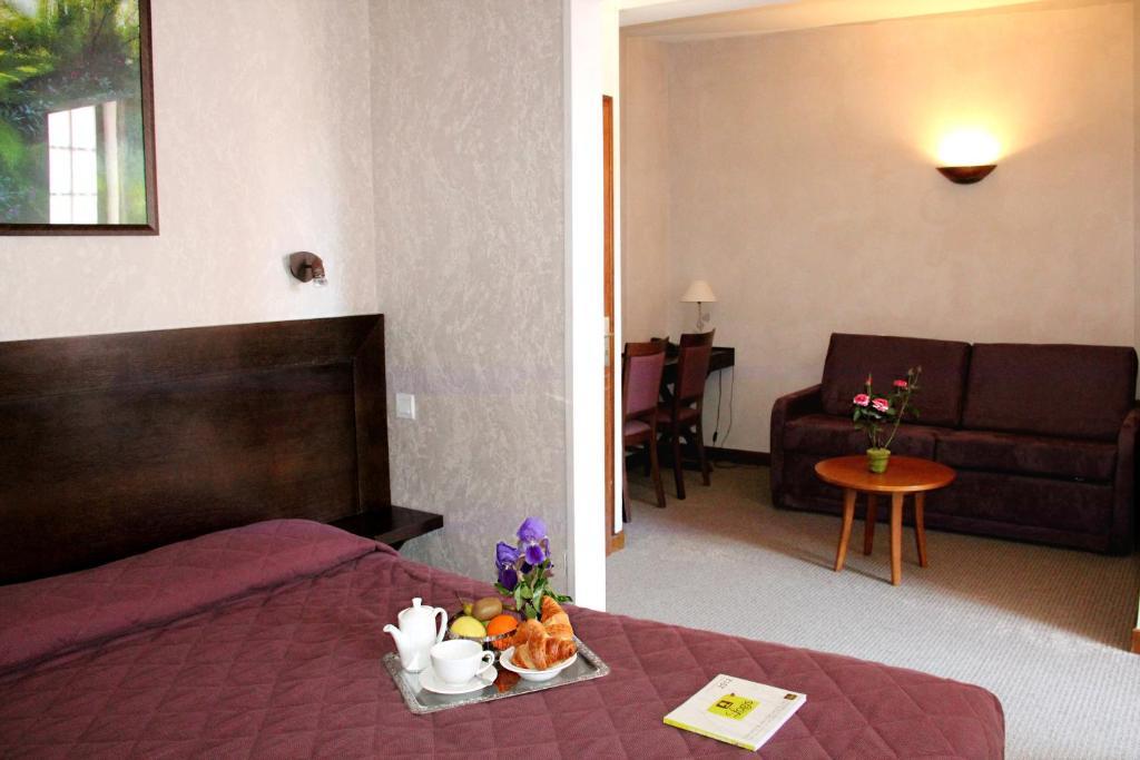 Logis Des Trois Maures Couches Quarto foto
