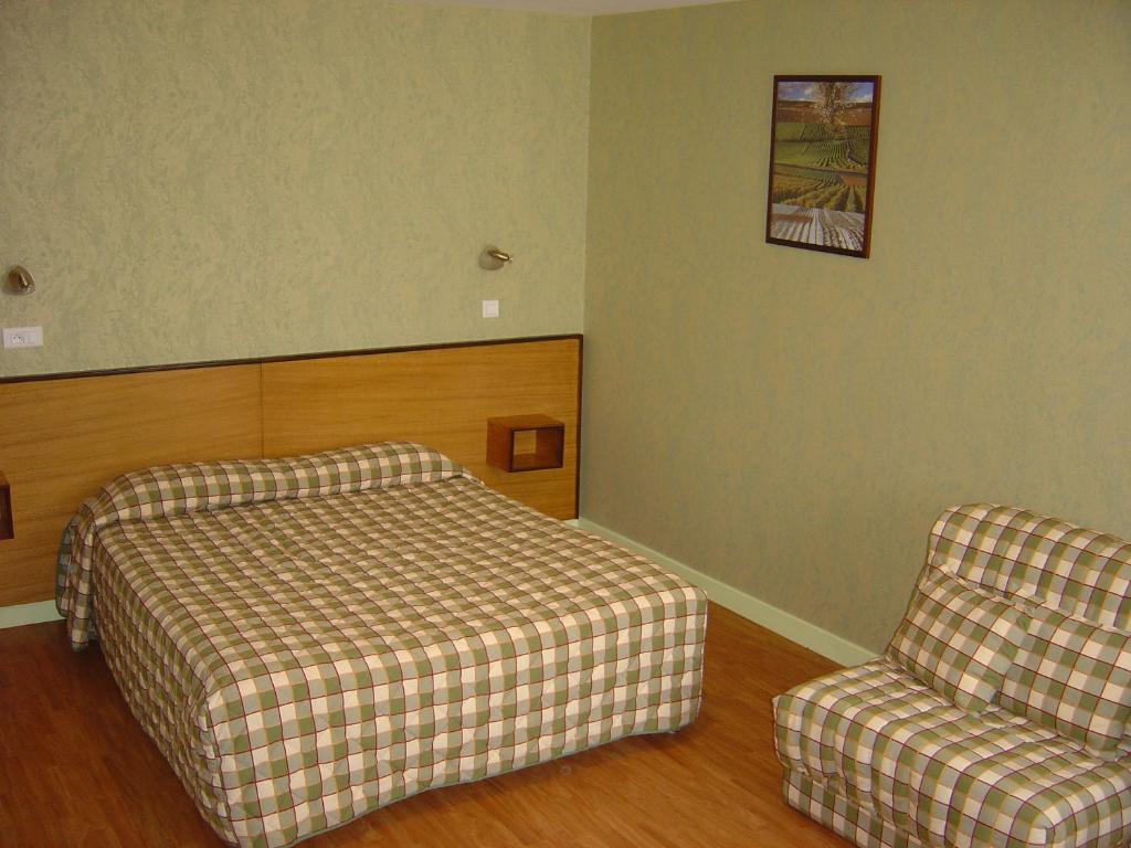 Logis Des Trois Maures Couches Exterior foto