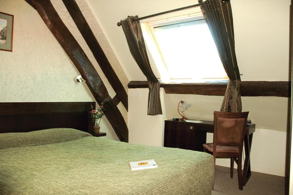 Logis Des Trois Maures Couches Quarto foto