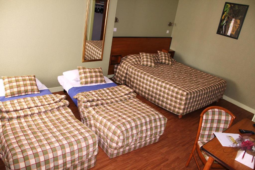 Logis Des Trois Maures Couches Quarto foto