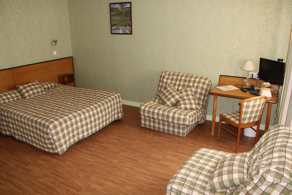 Logis Des Trois Maures Couches Quarto foto
