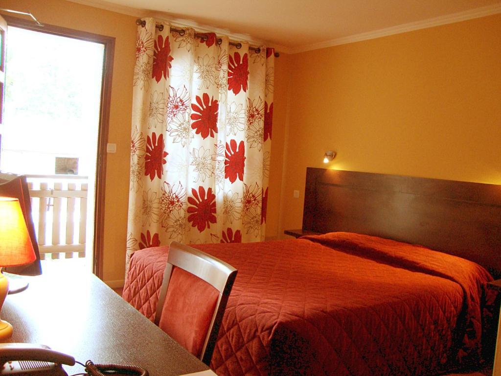 Logis Des Trois Maures Couches Quarto foto