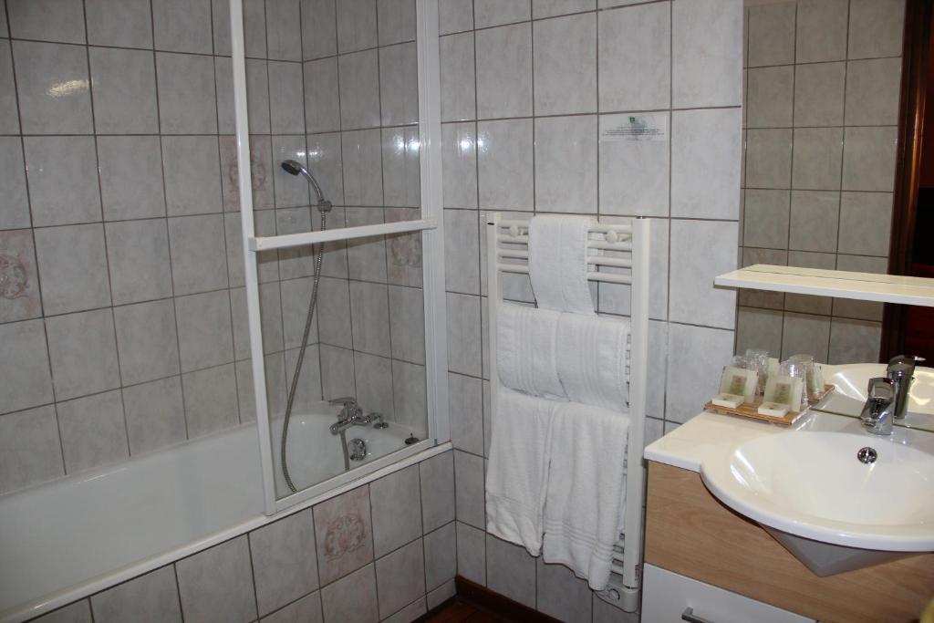 Logis Des Trois Maures Couches Quarto foto